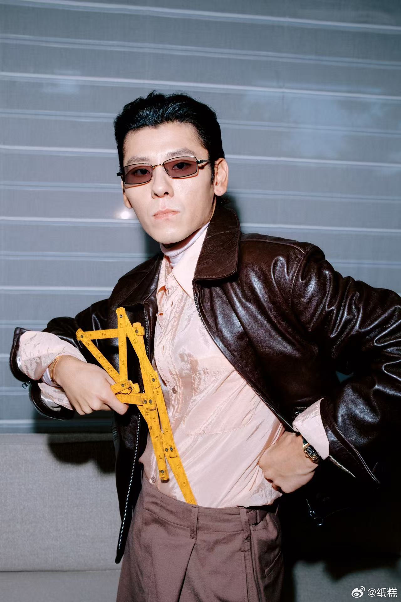 蒋奇明肤色和衣服可以消消乐了蒋奇明去VOGUE盛典了 VOGUE盛典红毯刷到蒋奇