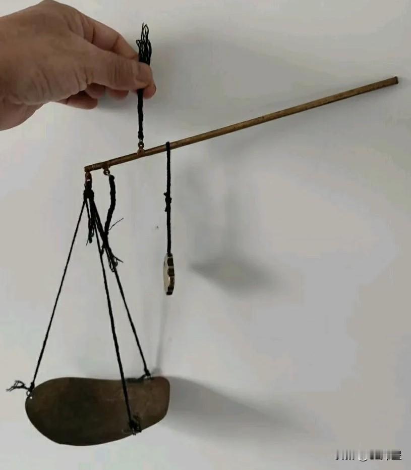 （原创）老秤匠
古镇有条老街，街尾有条老巷，巷很深很长，常年黑咕隆咚，巷里面有十