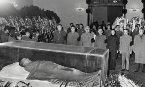 1976年，毛主席去世，当华国锋赶到中南海时，毛主席已无呼吸，情急之下，华国锋迅