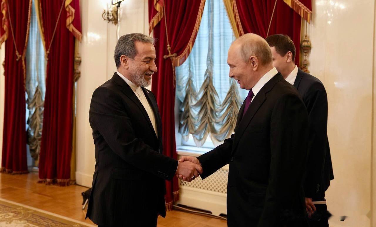 🇮🇷🇷🇺俄罗斯总统普京与伊朗外长阿巴斯·阿拉基奇在圣彼得堡举行会晤。
