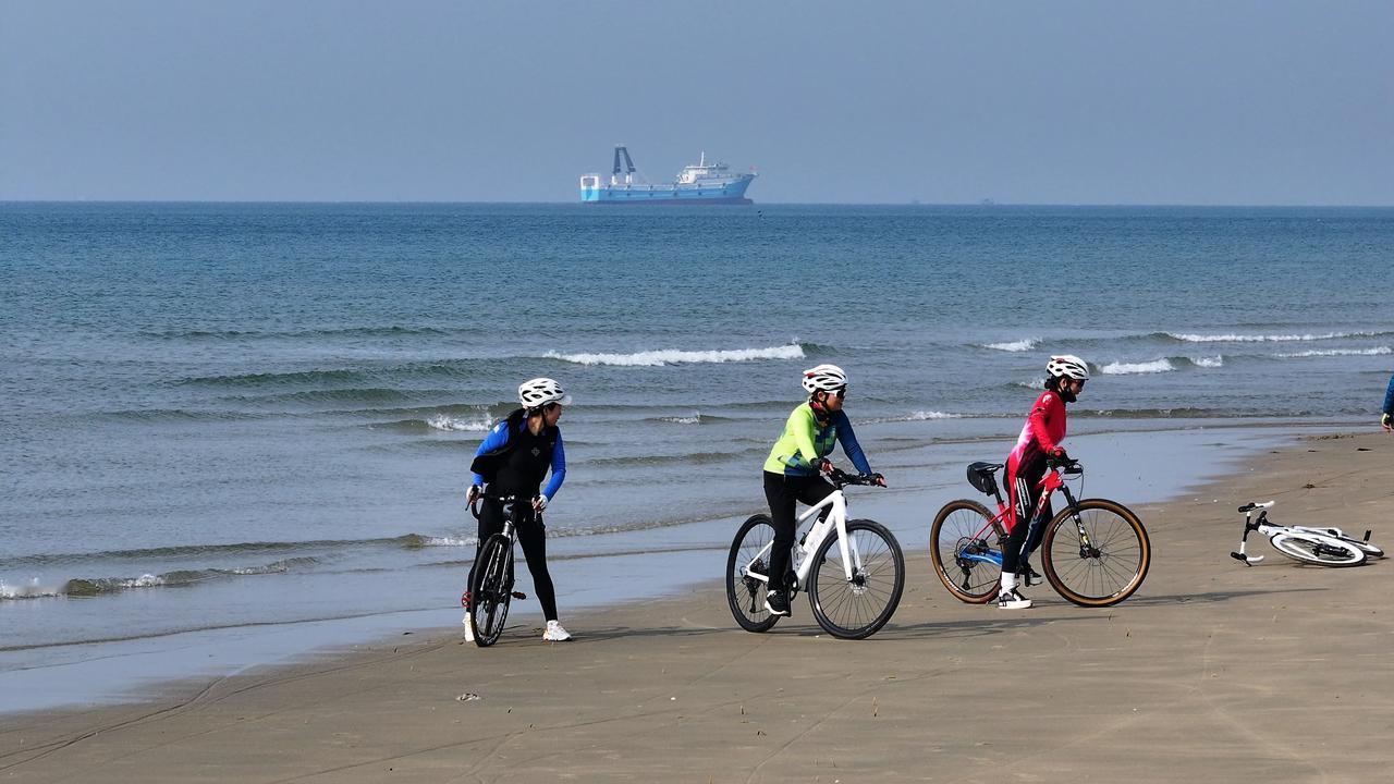 魅力北海海景。北海大墩海海滩的海景，非常漂亮，游人还很少[大笑][大笑][赞][