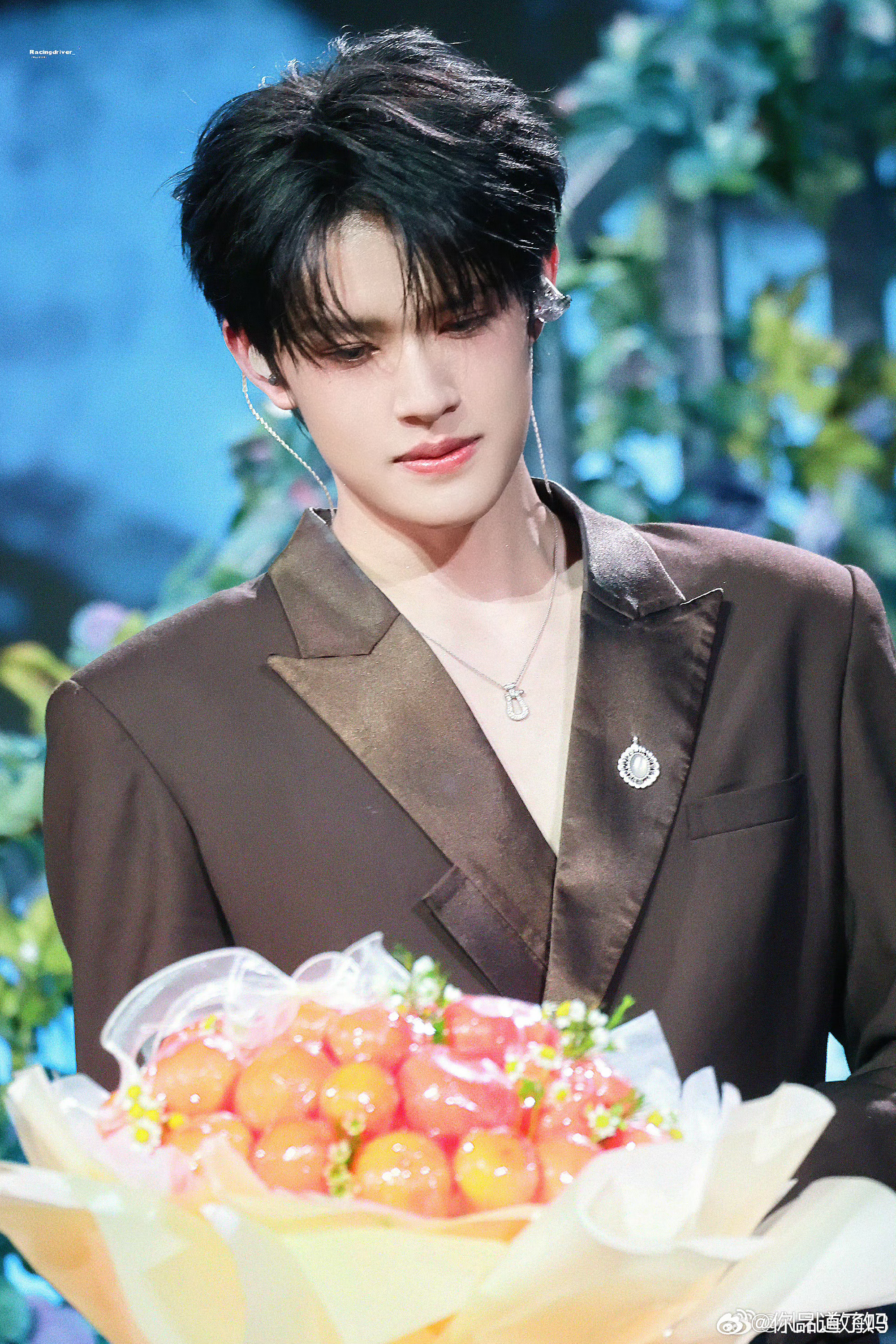 张极在跑车上吃猪脚饭张极真的毫无偶像包袱！别人注重排场，他只在乎饭香不香，跑车里