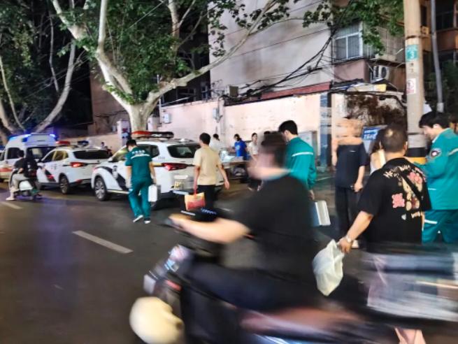 郑州健康路炸串店一名年轻女员工，“刚上班一周，晚上上厕所一直没回来”，被人发现在