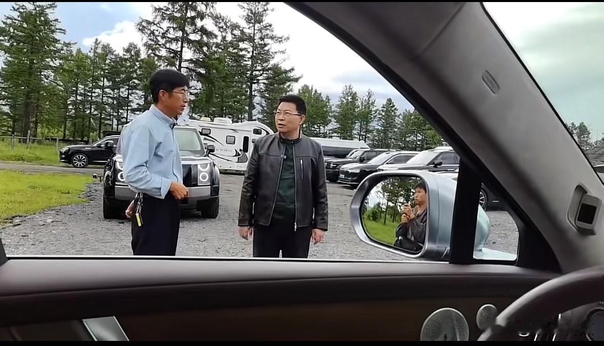 网友偶遇华为余承东，不知道余总兜里有华为Mate 90吗？

身处一众豪车云集的