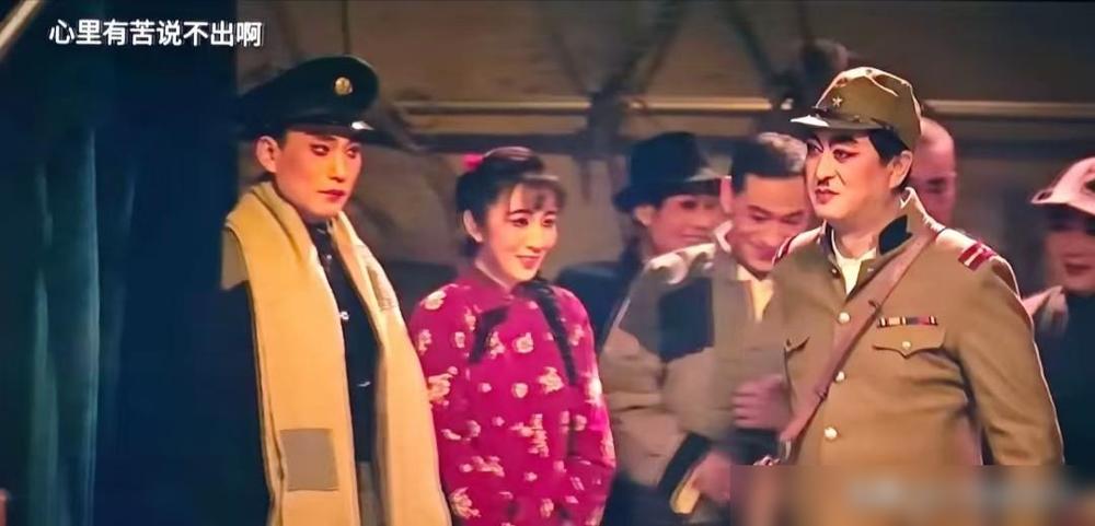 主持人问王晓晨：“看到张嘉译老师扮演鬼子那场，您是笑场了吗？”

王晓晨说笑崩溃