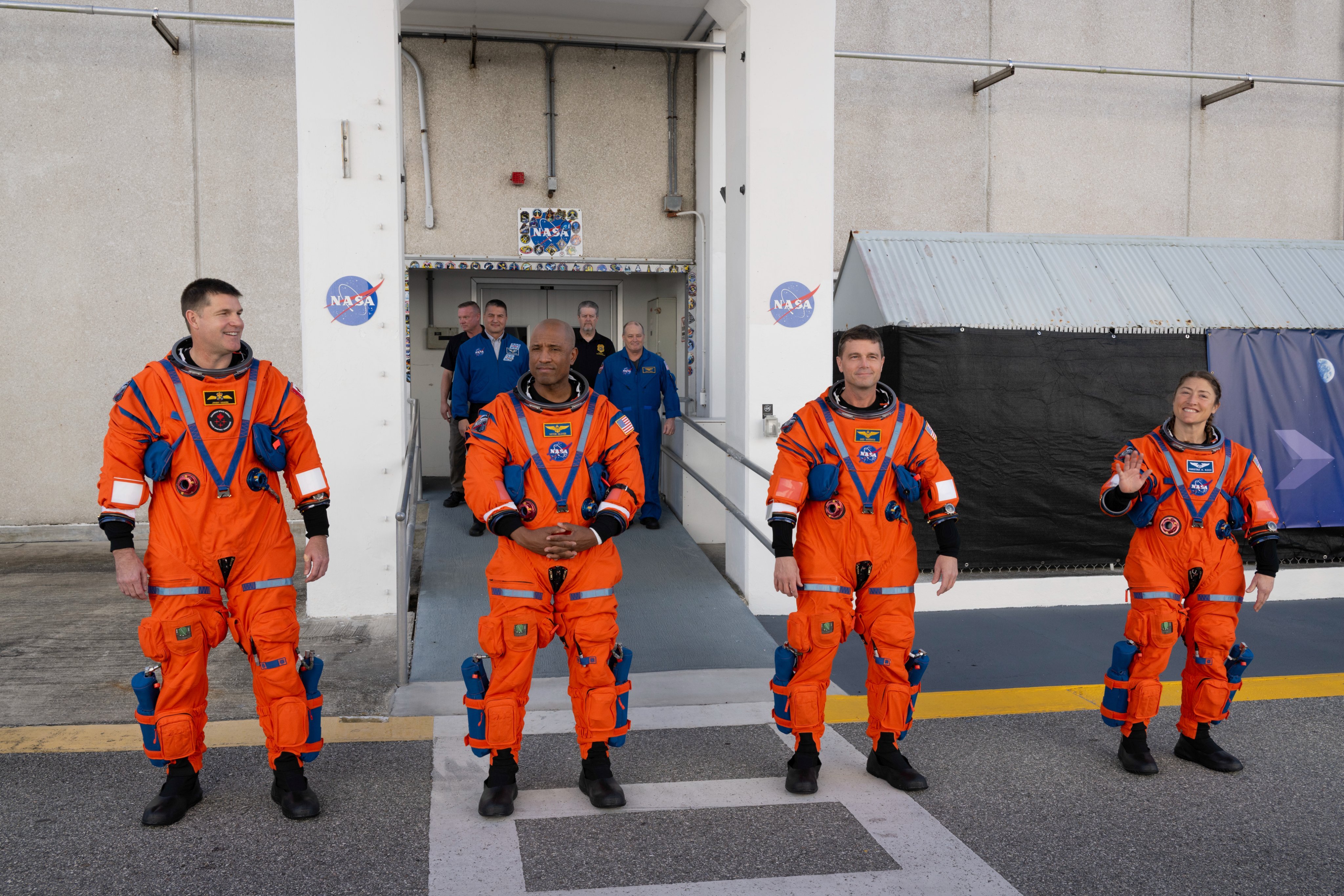 阿尔忒弥斯二号4名宇航员完成发射日演练，此次演练模拟了发射日的流程包括乘组人员穿