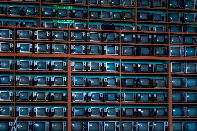 说现在电视机是个摆设，我觉得有一定道理，但也不完全对。
以前，家里有台电视机可是