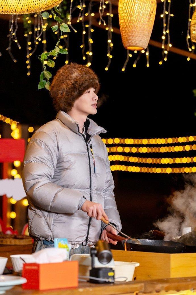 白敬亭王安宇蓝牙配对成功，电量100%，稳定性比我耳机还强。这个默契性太绝了 