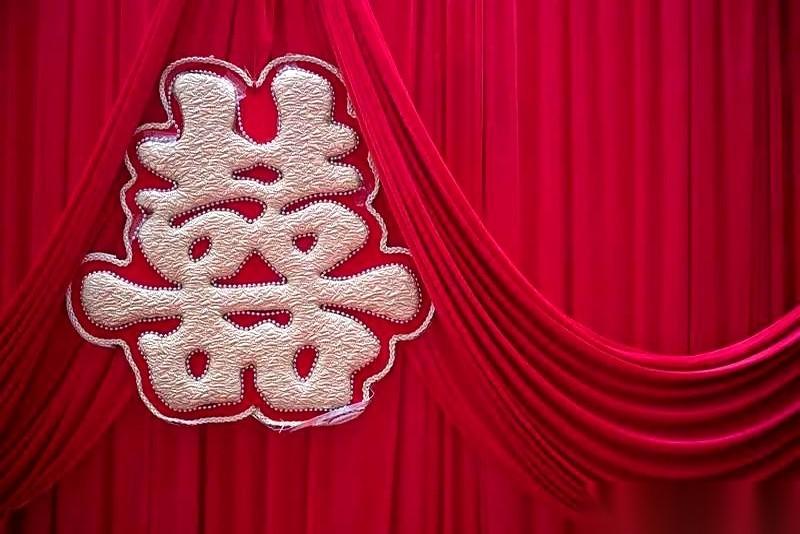 分房睡，分账单，除了那张证，跟合租的室友没啥区别。
听说现在上海的年轻人都开始流