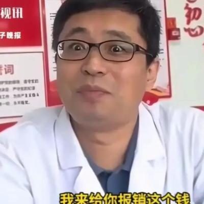 苏州医院，女儿戴口罩陪母亲看病，母亲检查结果一切正常。接诊医生却盯着女儿多看了两