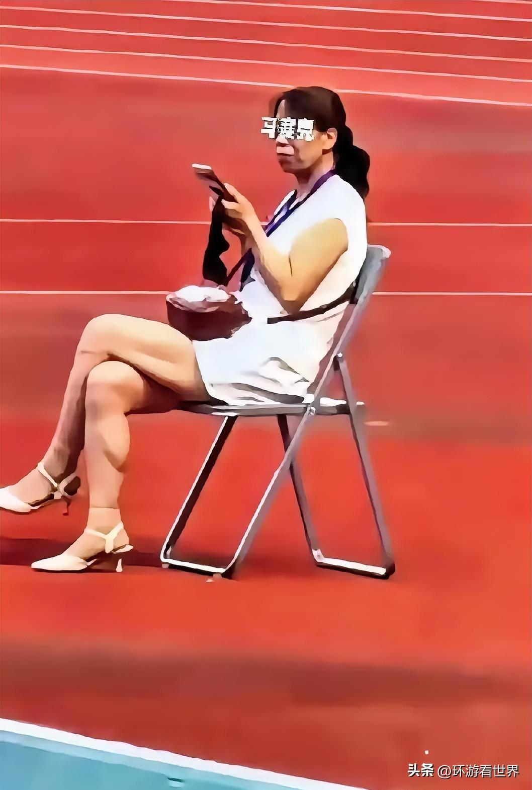 不用为她狡辩！甘肃平凉奏国歌事件的当事女子，不是残疾人，不聋不瞎也不哑，而是实实