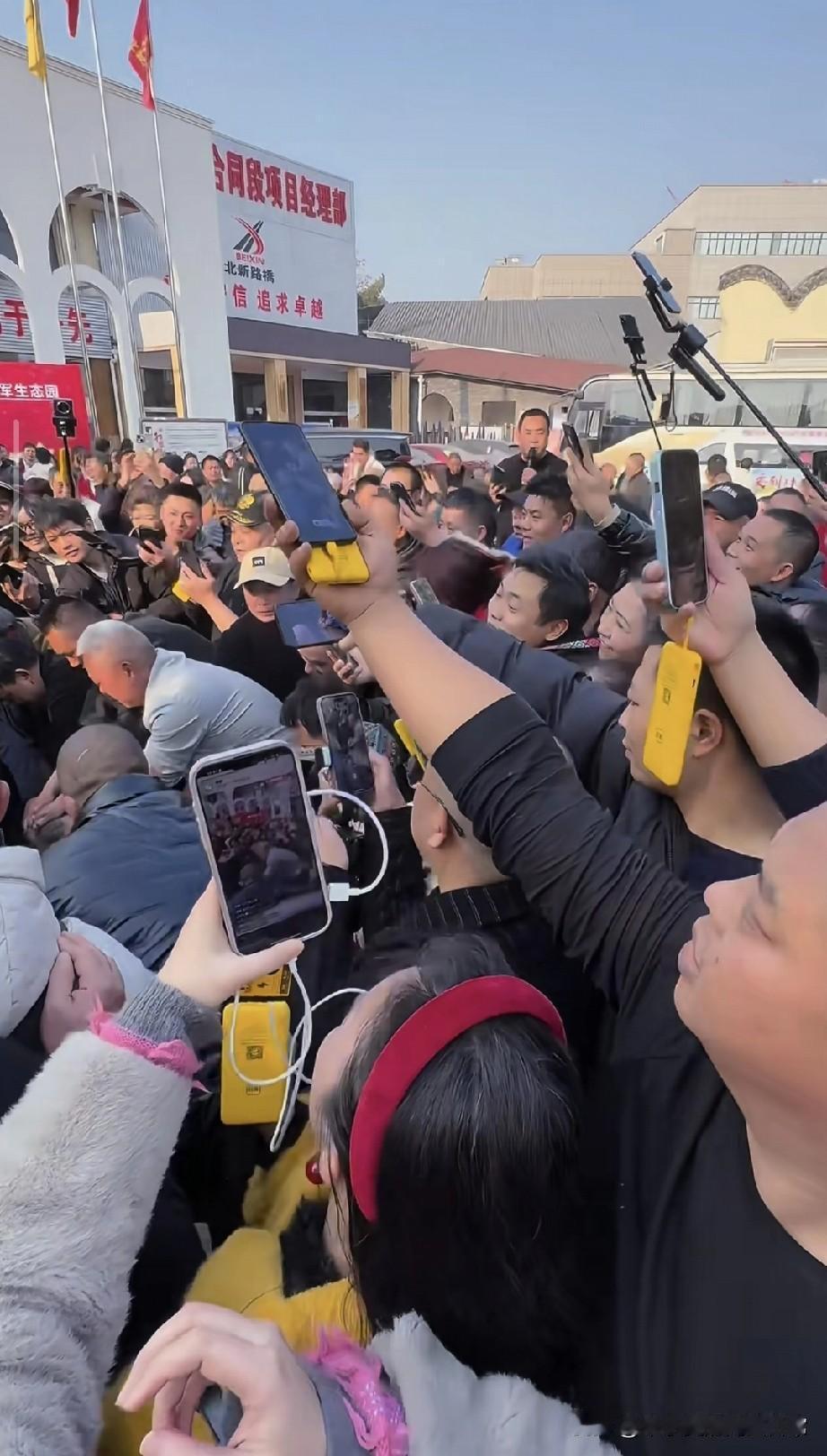 重庆合川生态园成网红扎堆地！现场挤爆堪比过年，到底是真热闹还是流量炒作？
 
重