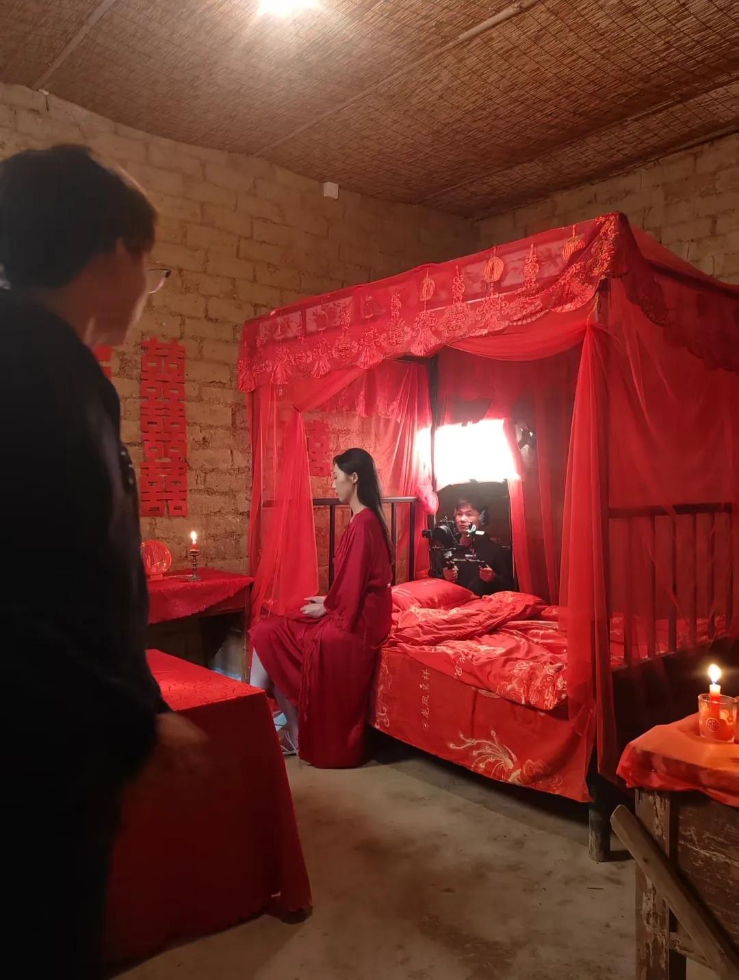这个拍摄场景也太假了吧！
红蚊帐加老式床，好诡异！哪怕老一辈结婚也不会用红色蚊帐