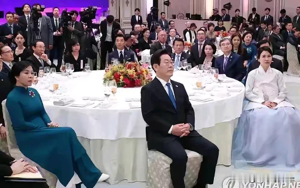 苏林不在此图中，却是今天的主角。根据现场情况可知，赴韩国访问的是苏林夫妇两人，桌