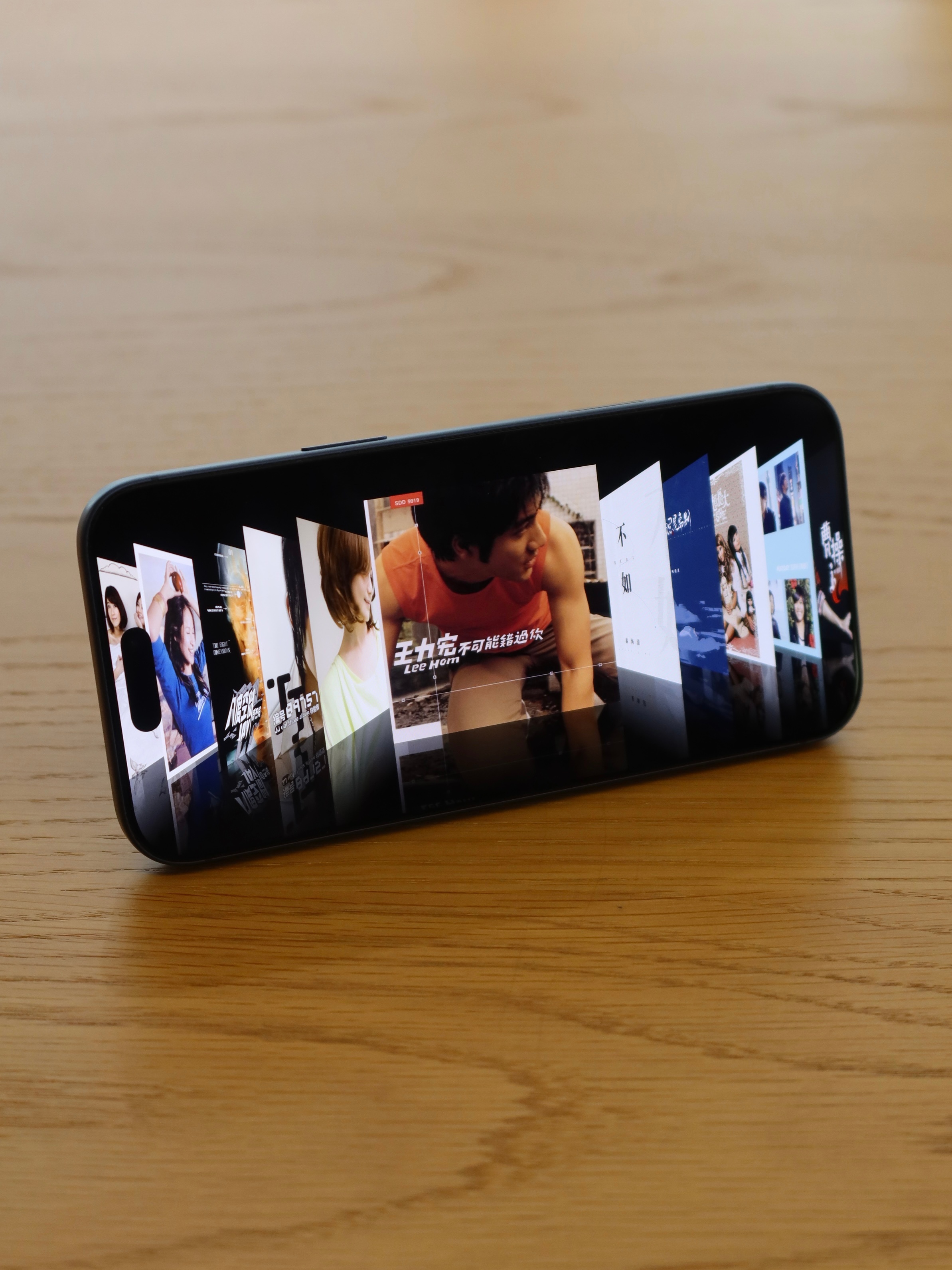 Apple Store首发上架的Low- Pro极薄站立支架也特别轻薄，Air的