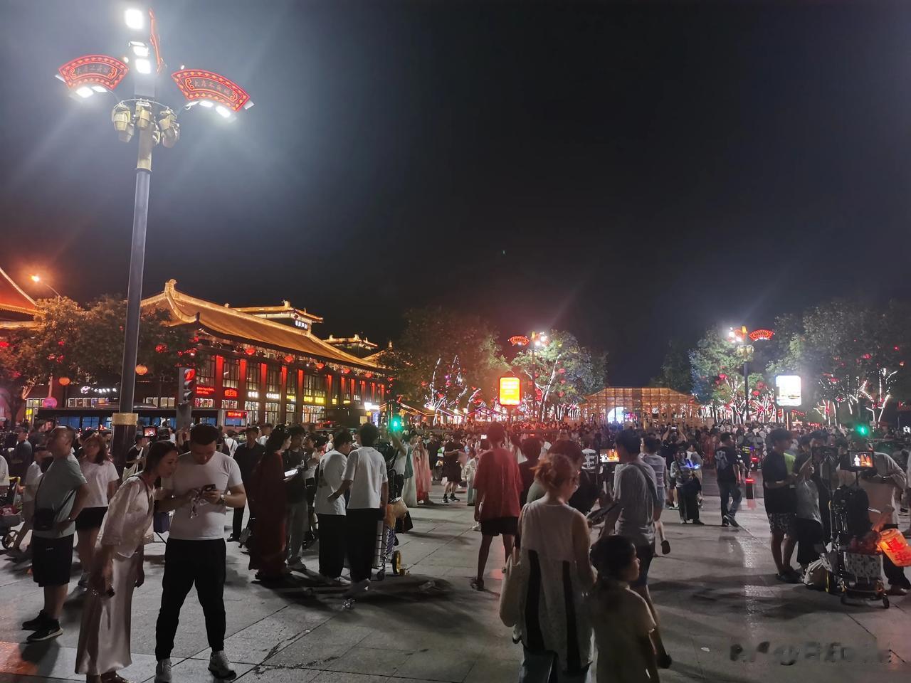 西安的大雁塔真的养活了太多人，今天去大雁塔玩，就立着唐僧雕像的那个广场，拍照打卡