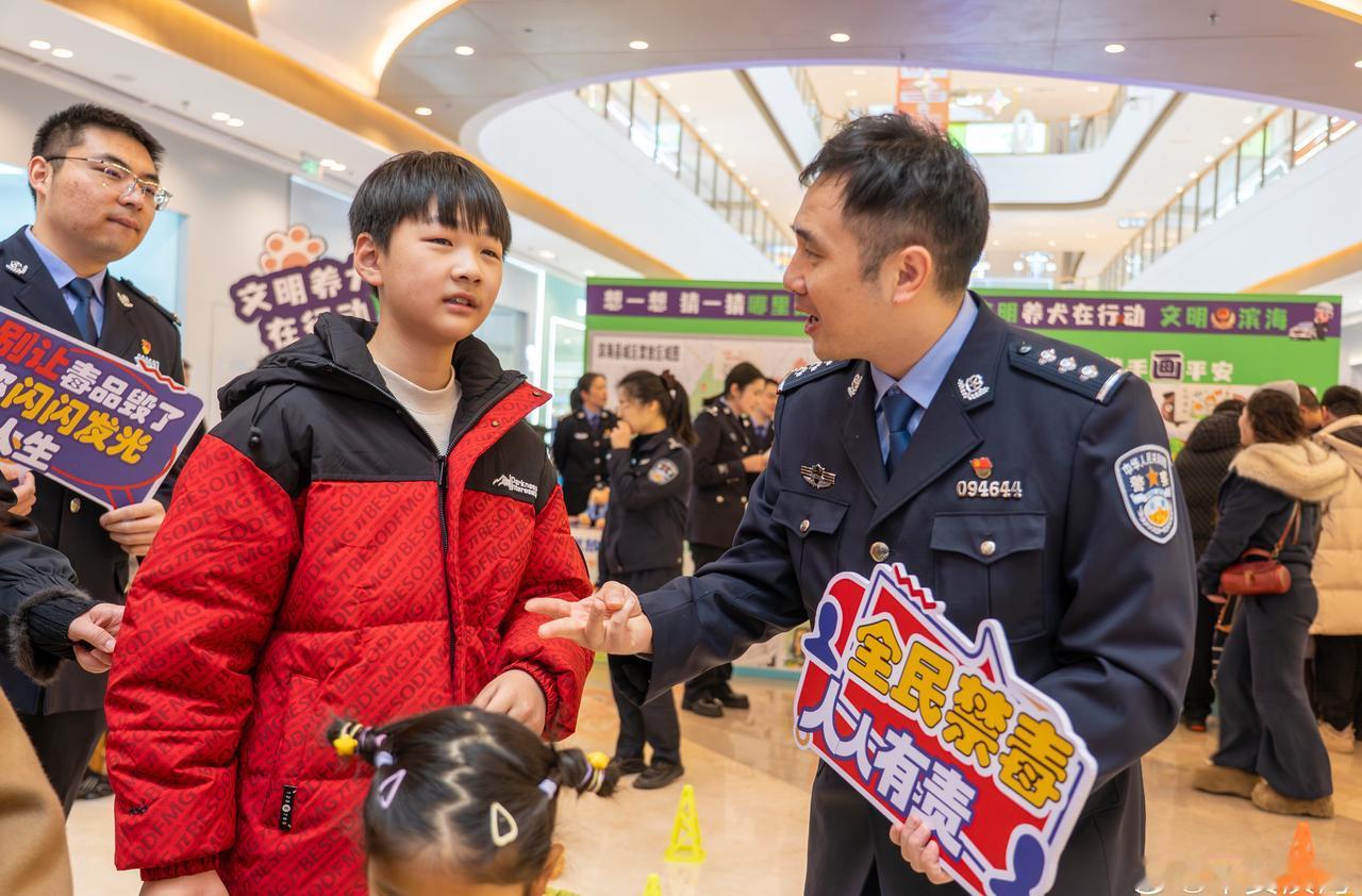 【四十载守护平安 110勇毅前行】2026年1月10日是第六个中国人民警察节，也