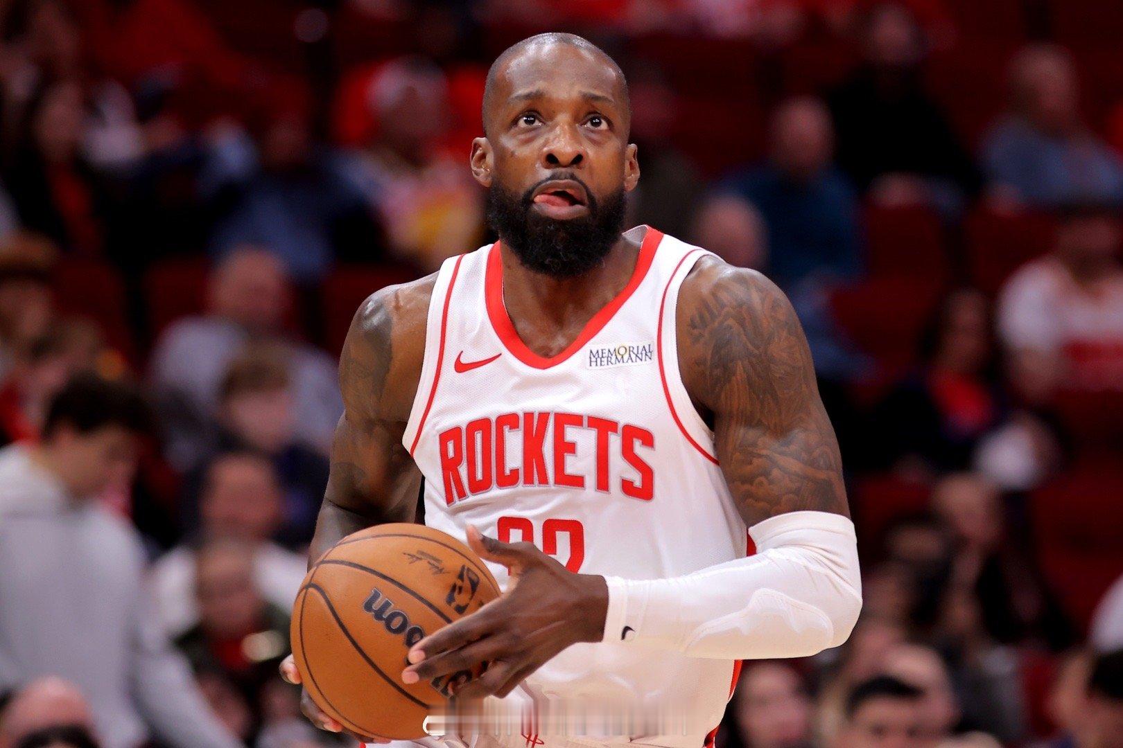 记者：你提到这个你们常规赛有时起伏不定。你是如何看待这群人在赛季进行中凝聚在一起