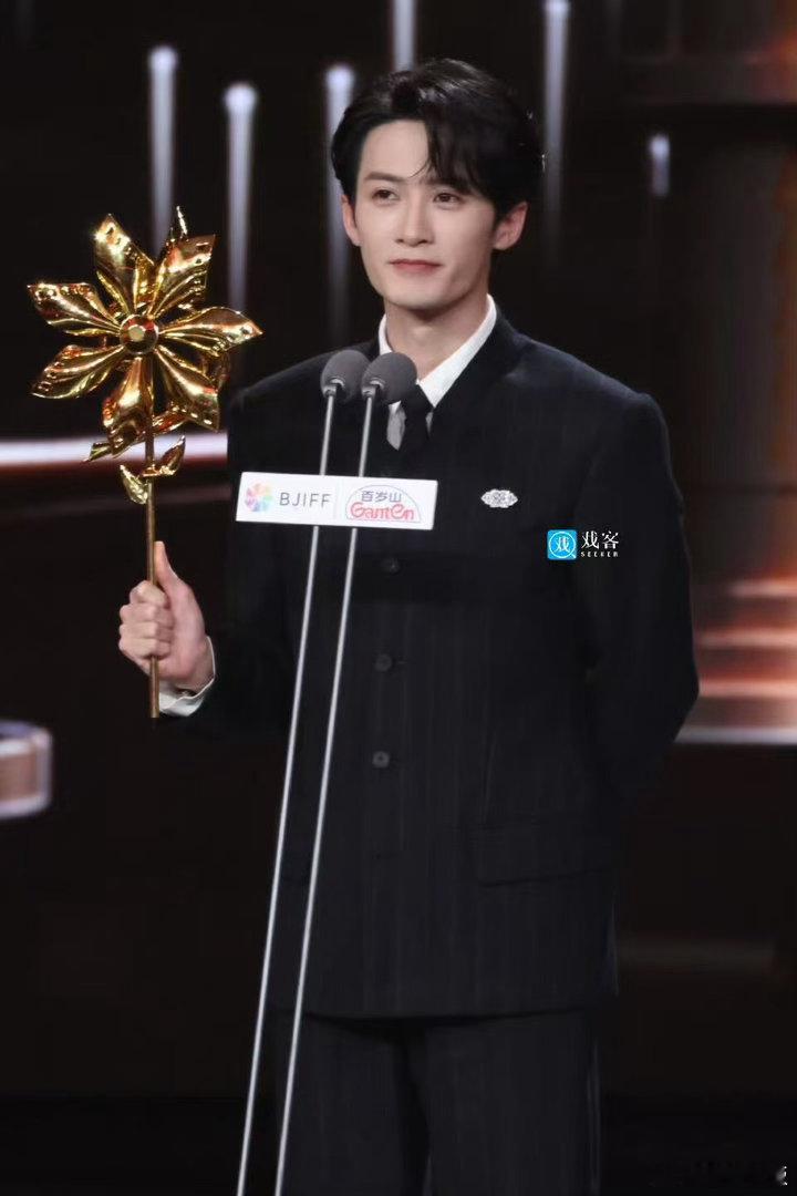 檀健次手拿小风车檀健次手拿风车檀健次手拿小风车，不错不错，