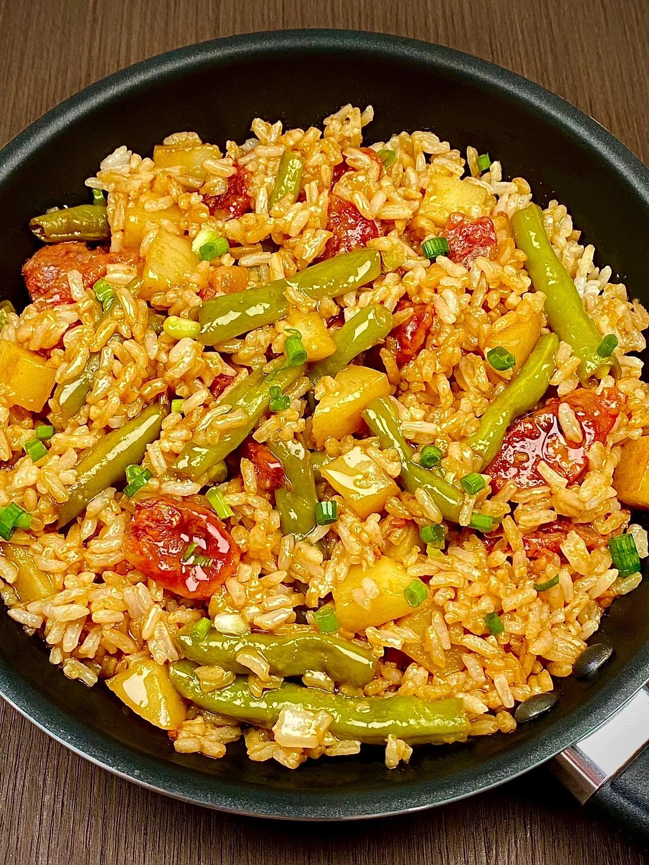 求你们去做这个焖饭！！真的绝了～|||碳水的快乐！！满满一大锅土豆豆角腊肠焖饭都