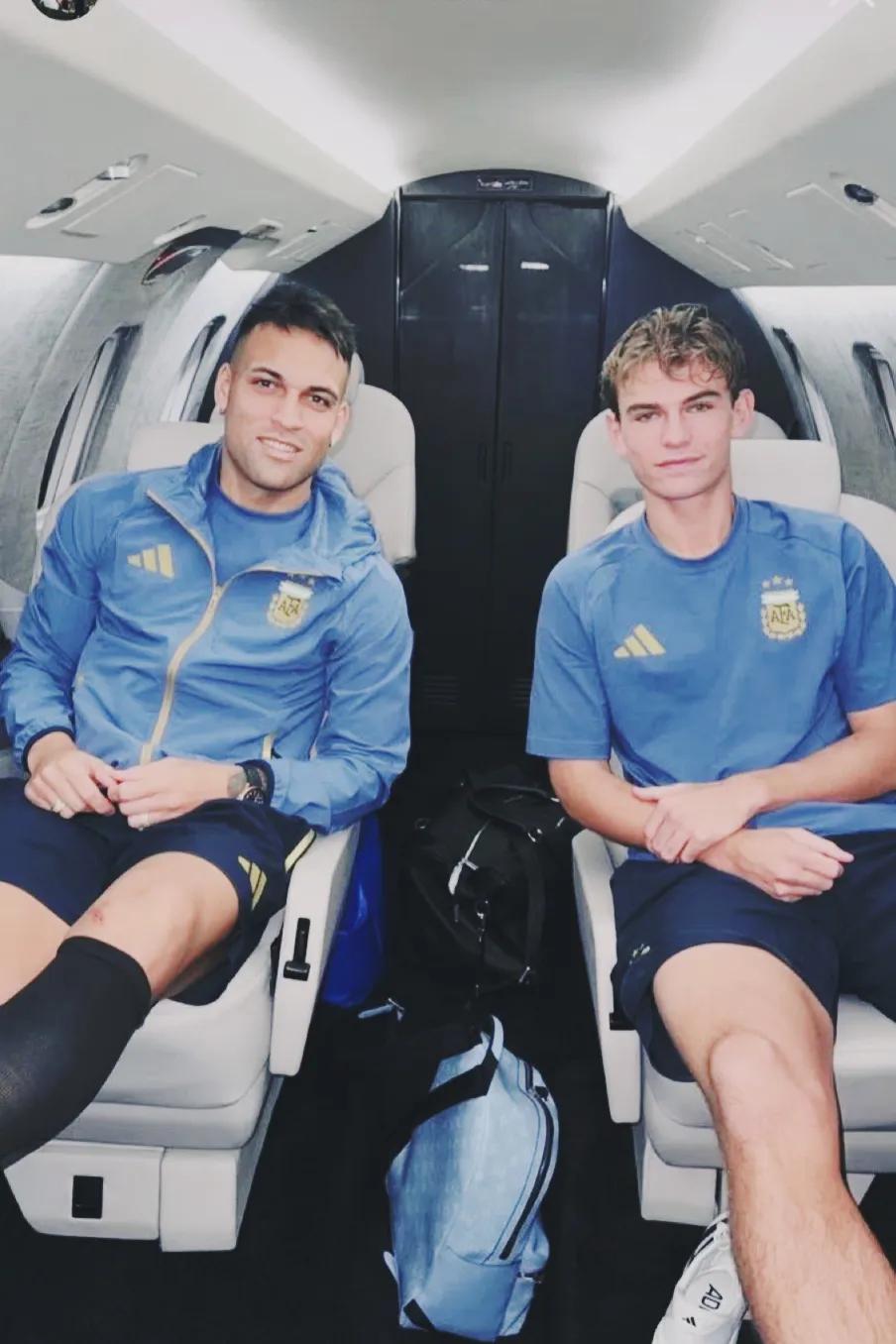 劳塔罗旁边这个阿根廷人，我相信未来他有60%可能成为国际米兰球员。
他爹和萨内蒂