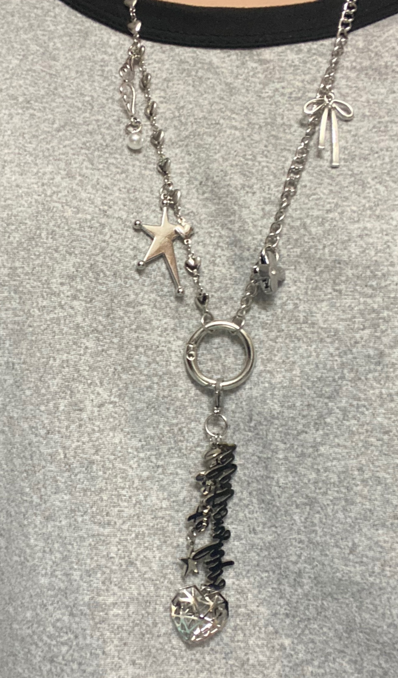 发现这项链有个圆环 把原来的拆下来就能DIY了 哇塞把危险的关系的挂件弄上了 哇