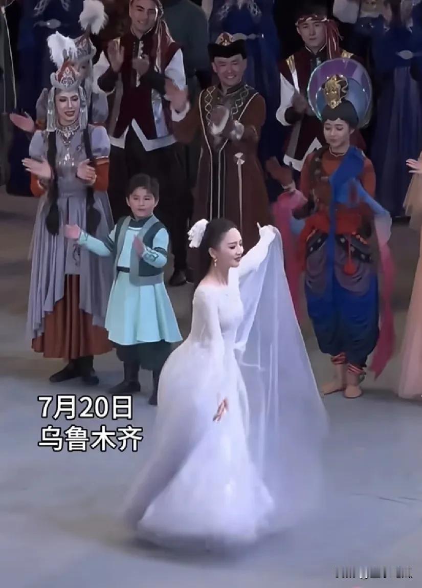 佟丽娅对新疆的热爱，深入骨髓。7月20日，她领衔主演的舞蹈诗剧《在远方 在这里》