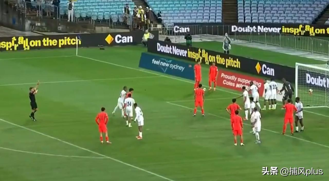 国足对战世界杯参赛球队库拉索，上半场1:0领先，还获得了一次罕见的禁区内直接任意