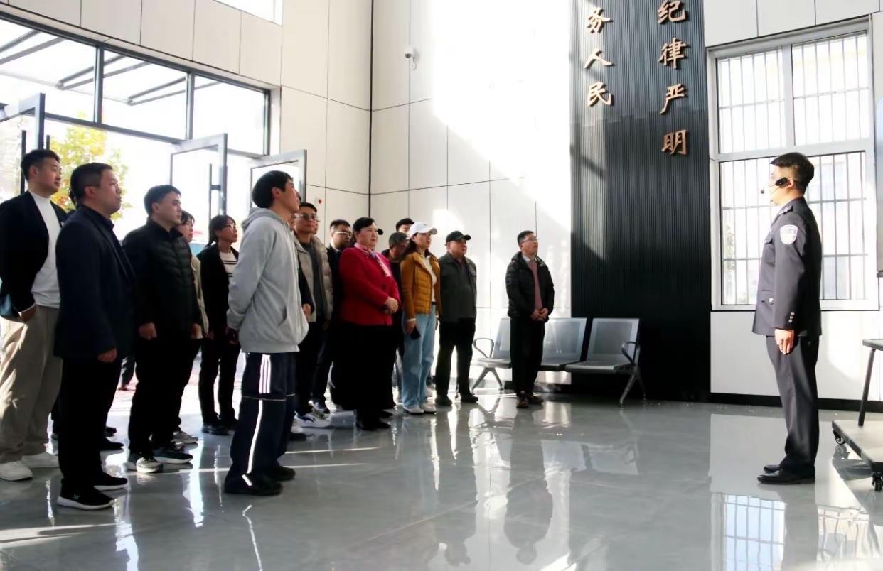 20余名新媒体从业者、网络大V及涉网单位代表应邀走进曹县警营