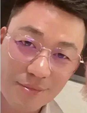宝强这是脱胎换骨了还是美颜了？如果没有，那充分说明了一件事：没有臭男人，只有懒男