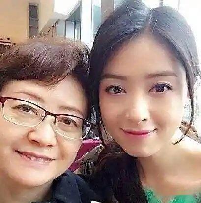 蒋欣是真会长，吸取了爸爸妈妈的优点，长得又像爸爸，又像妈妈。爸爸温文儒雅，妈妈优