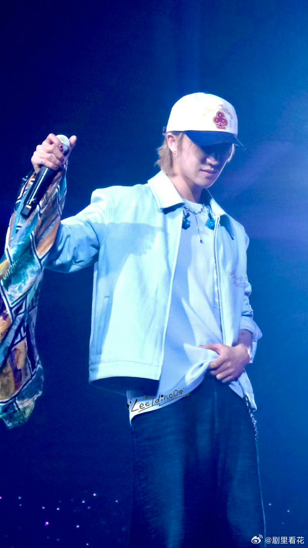 🌟徐明浩用歌声打造了一个属于四月的梦幻世界。徐明浩四月的漂流 ，每一秒都值得细