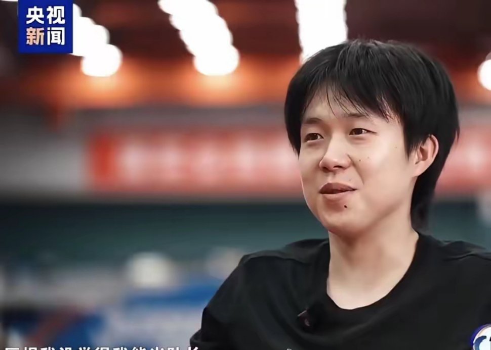 王楚钦回应担任国乒男队队长在《体坛零距离》采访中，国乒🏓️男队新任队长王楚钦有