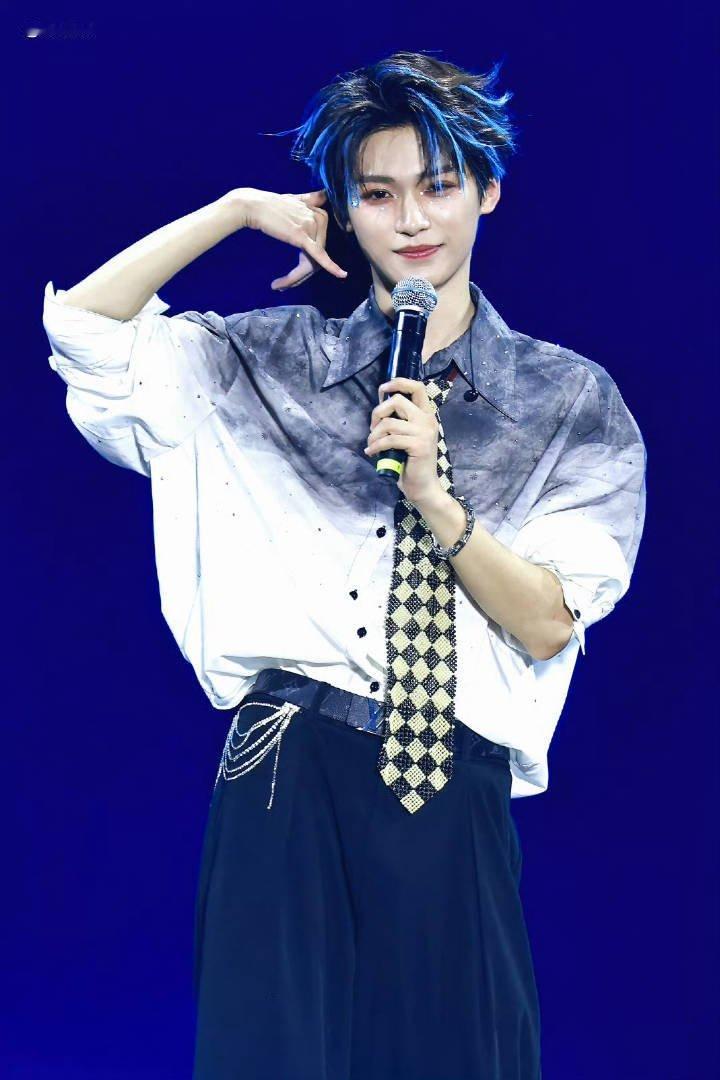 有人听梓渝的演唱会了吗？咋样好看不？帅哥返图有 ​​​