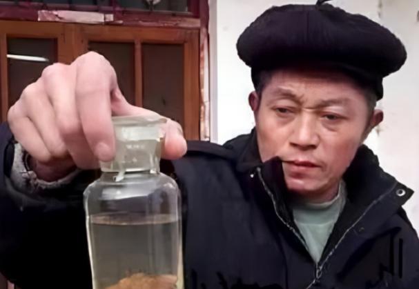 1981年，河南省一高材生毕业端了“铁饭碗”。结果他突然患上了一种奇怪的病症成了