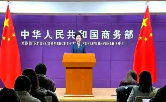 中美这一轮交手，局面是真有意思。
美国那边，关税大棒好不容易抡了几年，结果今年2