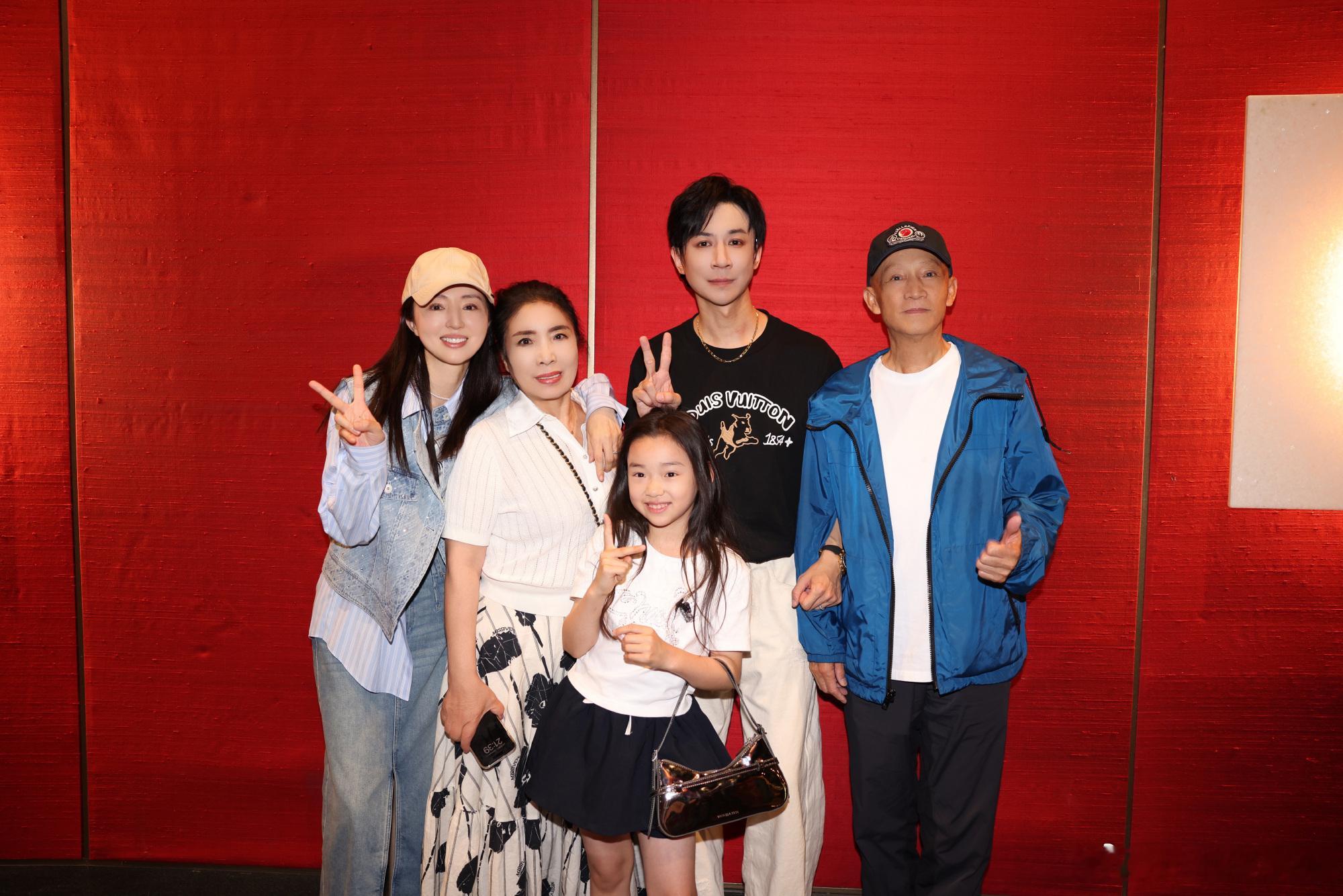 董璇张维伊小酒窝合照 张维伊6月曾晒与董璇、小酒窝合照，是董璇带着小酒窝支持他的
