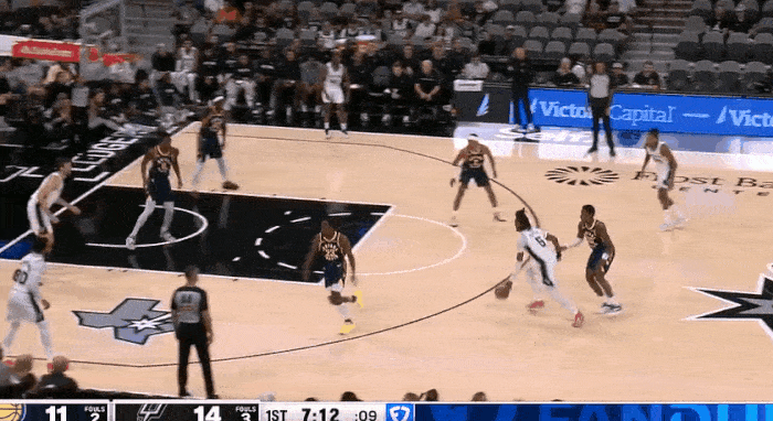 滑翔飞扣！卡斯尔实在是太能跳了！
在今天NBA季前赛马刺对阵步行者的第一节比赛中