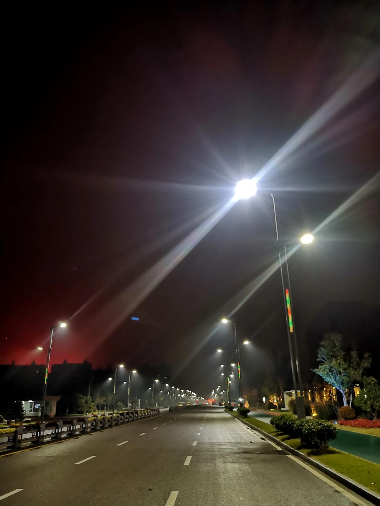 奔跑在宽阔、空旷、安静的街道上，呼吸着新鲜的空气，令人倍感愉悦～[笑][彩虹][