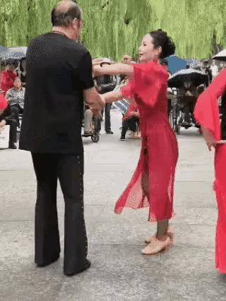 男女搭配，干活不累，这男人也真是有“干劲”和承受力。现场观众的捧场，更增添了表演