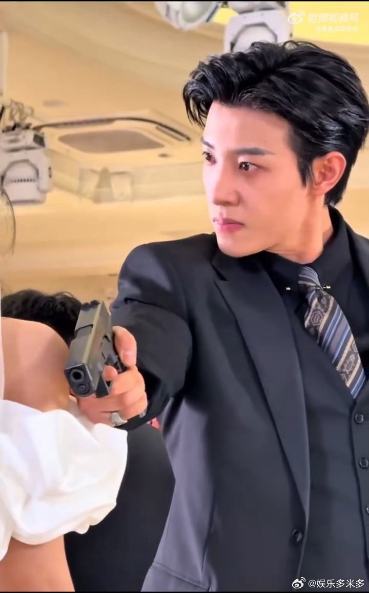 马小宇霸总穿搭模板马小宇把霸总风穿明白了 马小宇的霸总风赢在分寸感！利落剪裁藏高