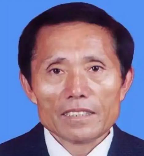 一个文盲村支书，自己掏6万办厂，一年干出200万。年底股东们坐一桌，死活不肯让外