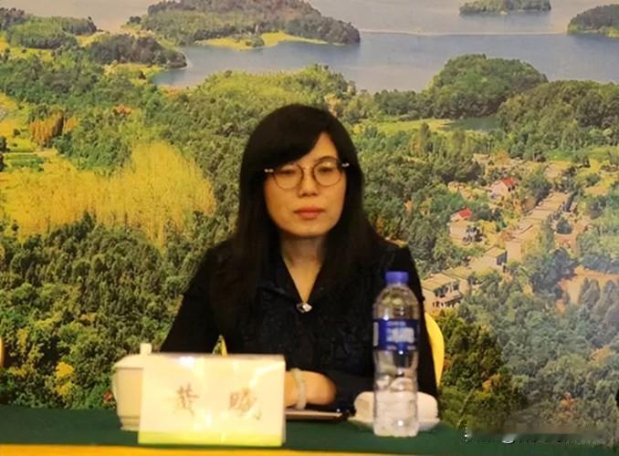 这还了得吗？

中国建设银行机构业务部原总经理黄曦，女，1964年11月生。曾任