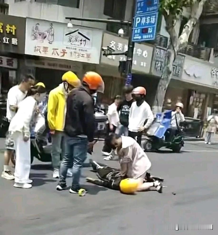 护士2分钟心肺复苏，外卖小哥重获新生
5月13日中午，杭州临平北大街，一名外卖小