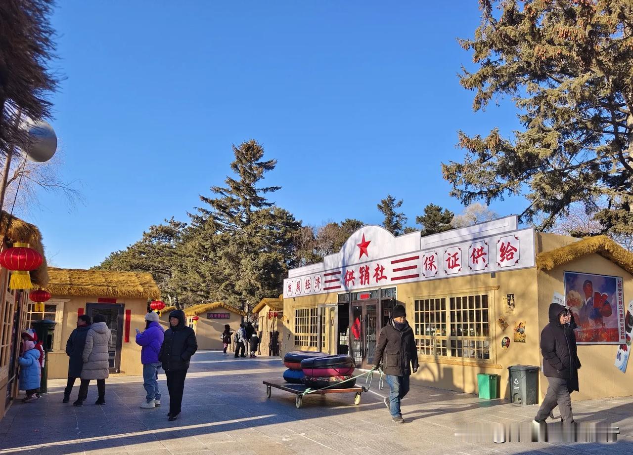 长春南湖公园多了两排“泥草房”，很有老东北的怀旧风，房子里面也都是老物件，老酒馆