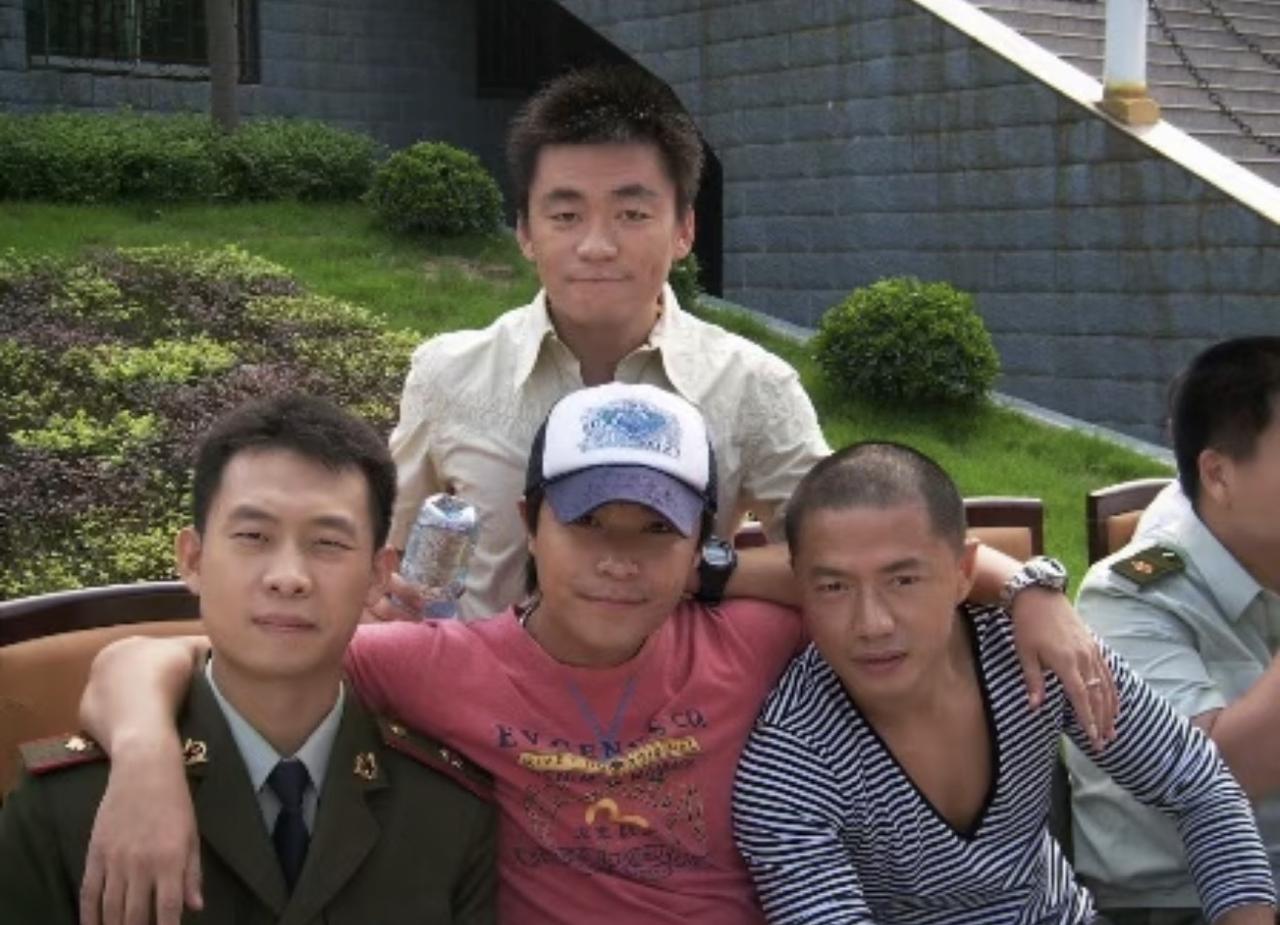 当年，张译、陈思诚、段奕宏、王宝强同框的画面。

2006年，四位演员是电视剧《