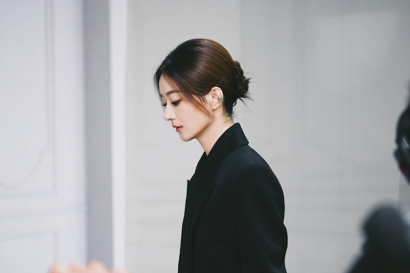 赵丽颖利落西装造型，酷爽感拉满的颖宝赵丽颖