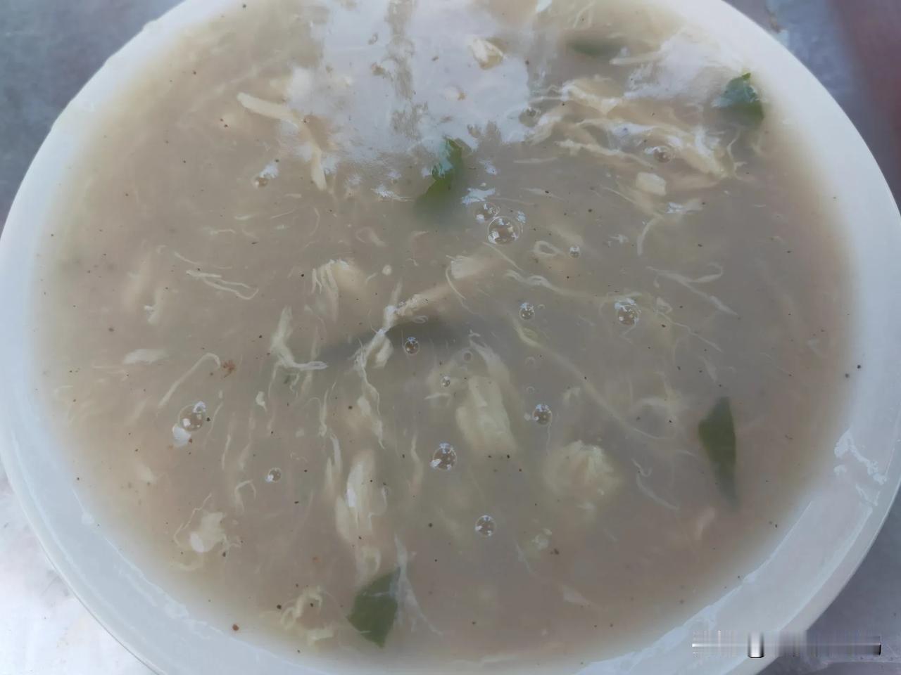 一家三口，十四元早饭，吃饱吃好。

一碗白粥，一碗辣汤，一根油条，六个煎包，钱不