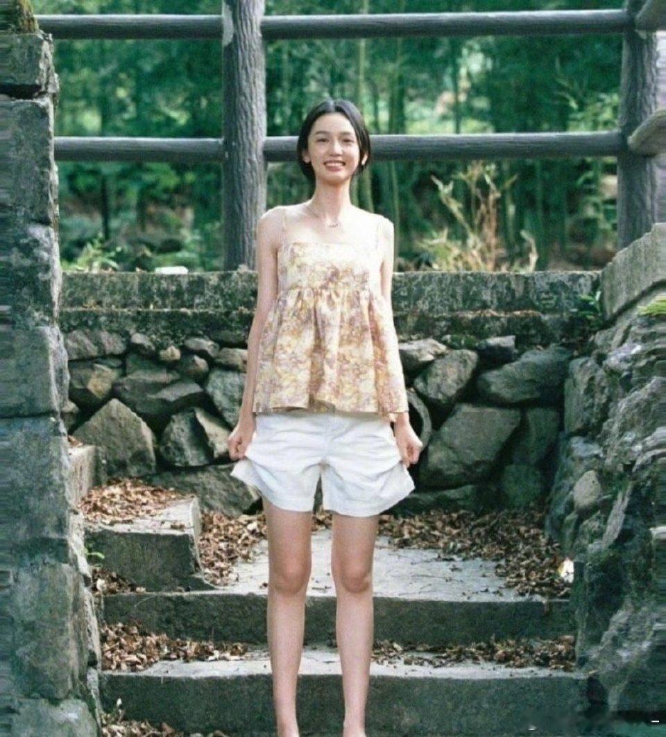 周也都这么瘦了腿还是这么粗啊 