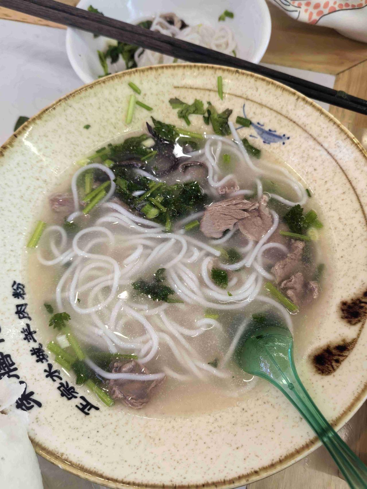 人的味蕾对食物的偏爱有些是天生的。

早上八点，我们一起去吃早饭，大宝小柚子要吃